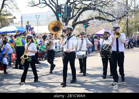 New Orleans, USA. Februar 2020. Mitglieder einer Jazzband im New-Orleans-Stil treten während der Krewe of Mid-City-Parade in New Orleans, Louisiana, den Vereinigten Staaten, am 23. Februar 2020 auf. Credit: Lan Wei/Xinhua/Alamy Live News Stockfoto
