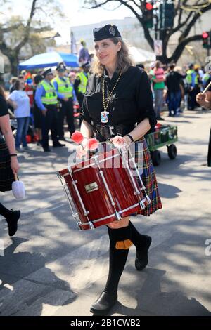 New Orleans, USA. Februar 2020. Eine Frau tritt während der "Krewe of Mid-City"-Parade in New Orleans, Louisiana, den Vereinigten Staaten, am 23. Februar 2020 auf. Credit: Lan Wei/Xinhua/Alamy Live News Stockfoto