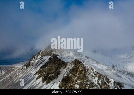 Luftaufnahme von Vestrahorn Berge und Stokksnes Strand bei Sonnenuntergang. Island im Frühjahr Stockfoto