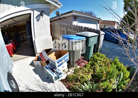 Müll und Dosen und Müllcontainer für die Abholung durch Recycling- und Entsorgungsunternehmen, die zur Deponierung für den Wert von Gegenständen in Dosen gebracht werden sollen Stockfoto