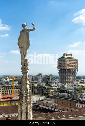 Statue auf dem Steinspionier des Dachs des Mailänder Doms in Mailand, italien. Der Mailänder Dom ist die größte Kirche Italiens und die fünftgrößte im Stockfoto