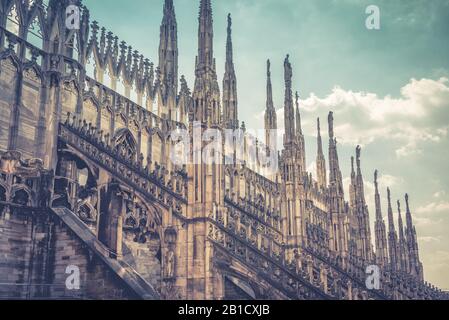 Fantastischer Blick auf das Mailänder Domplatz (Duomo di Milano) in Mailand, Italien. Wunderschönes luxuriöses Oberteil des Mailänder Doms mit Reihen gotischer Pinnacles auf der TH Stockfoto