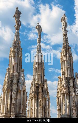 Marmorstatuen auf den Steinsporen des Dachs des Mailänder Doms (Duomo di Milano) in Mailand, italien. Der Mailänder Dom ist die größte Kirche Italiens an Stockfoto