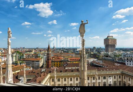 Skyline von Mailand, Italien. Blick vom Dach des Mailänder Doms (Duomo di Milano). Stockfoto