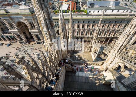 Mailand, Italien - 16. Mai 2017: Touristen besuchen das Dach des Mailänder Doms (Duomo di Milano). Blick auf die Piazza del Duomo mit der Galleria Vittorio Stockfoto