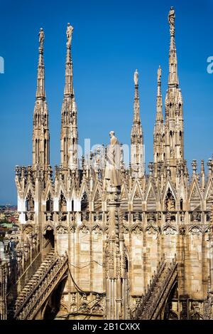 Das Dach des Mailänder Doms (Duomo di Milano) in Mailand, Italien. Der Mailänder Dom ist die größte Kirche Italiens und die fünftgrößte der Welt. Stockfoto