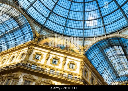 Glasdasein der Galleria Vittorio Emanuele II im Zentrum Mailands, Italien. Diese Galerie ist eines der ältesten Einkaufszentren der Welt. Stockfoto