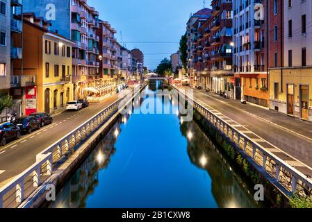 Mailand - 16. Mai 2017: Naviglio-Grande-Kanal in der Abenddämmerung in Mailand, Italien. Naviglio Grande ist eine der wichtigsten Touristenattraktionen Mailands. Panorama-Nacht Stockfoto