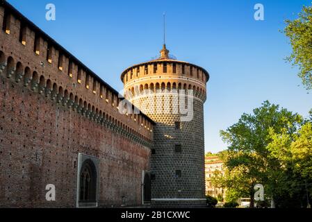 Sforza Castel (Castello Sforzesco) in Mailand, Italien. Diese Burg wurde im 15. Jahrhundert von Francesco Sforza, Herzog von Mailand, erbaut. Stockfoto