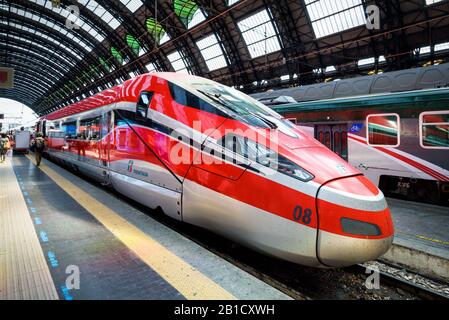 Mailand, Italien - 17. Mai 2017: Moderner Hochgeschwindigkeitszug am Mailänder Hauptbahnhof. Stockfoto