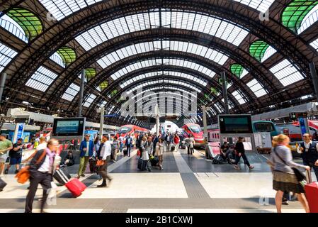 Mailand, Italien - 17. Mai 2017: Mailänder Hauptbahnhof mit modernen Hochgeschwindigkeitszügen. Stockfoto