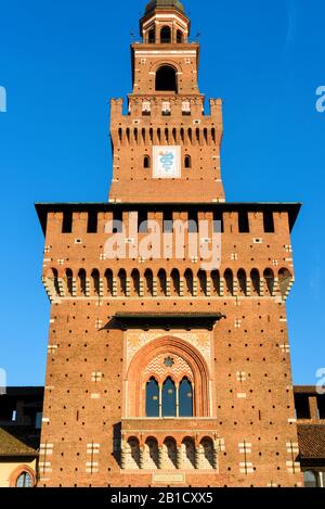 Sforza Castel (Castello Sforzesco) in Mailand, Italien. Der zentrale Turm (Torre del Filarete). Diese Burg wurde im 15. Jahrhundert von Francesco Sfo erbaut Stockfoto