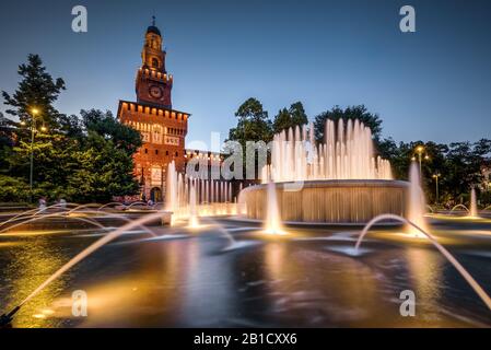 Sforza Castel (Castello Sforzesco) bei Nacht in Mailand, Italien. Diese Burg wurde im 15. Jahrhundert von Francesco Sforza, Herzog von Mailand, erbaut. Stockfoto