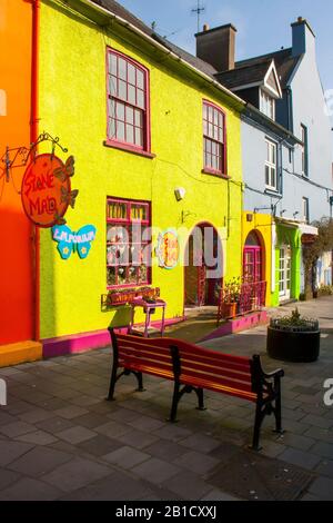 21. März 2015 EINE bunte Rückstreadenszene mit Fußgängern im Küstendorf Kinsale in der Republik Irland an einem sonnigen Tag in der frühen sp Stockfoto