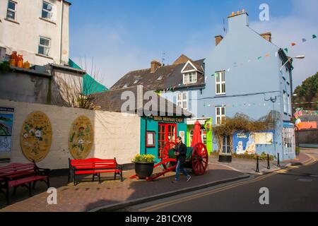 21. März 2015 EINE bunte Backstreet-Szene mit einem männlichen Fußgänger im Küstendorf Kinsale in der Republik Irland an einem sonnigen Tag in earl Stockfoto