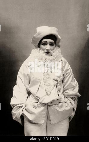 Die französische Theaterschauspielerin SARAH BERNHARDT (* 1844 in Paris; † 1923 in PIERROT ASSASSIN von J. RICHEPIN; Porträt von Paul NADAR; Paris - Theater - THEATER - THEATER - DIVA - DIVINA - JUGENDSTIL - THEATER - BELLE EPOQUE - GESCHICHTE - Kostüm di Scena - pizzo - Spitze - Cerone - Trucco - Maquillage - Make-up - Ruches ---- Archivio GBB Stockfoto