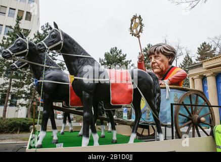 Bundeskanzlerin Angela Merkel ist in der Mainzer Rosenmontagsparade auf einer Floskel abgebildet. Sie reitet in einem Wagen mit drei Pferden, eines davon heißt Annegret nach der Vorsitzenden der Christdemokratischen Union (CDU) und Bundesverteidigungsministerin Annegret Kramp-Karrenbauer. Rund eine halbe Million Menschen säumten die Straßen von Mainz für die traditionelle Rose Monday Carnival Parade. Die 9 km lange Parade mit über 9.000 Teilnehmern ist eine der drei großen Rose Montagsparaden in Deutschland. (Foto von Michael Debets/Pacific Press) Stockfoto