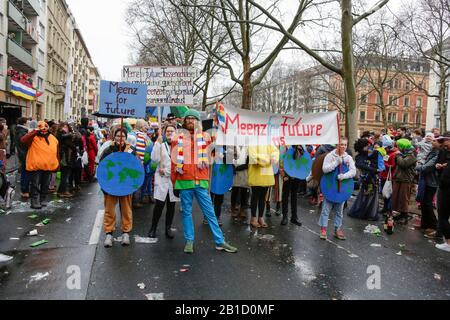 Mainz, Deutschland. Februar 2020. An der Parade nehmen künftig freitags Mitglieder Teil. Rund eine halbe Million Menschen säumten die Straßen von Mainz für die traditionelle Rose Monday Carnival Parade. Die 9 km lange Parade mit über 9.000 Teilnehmern ist eine der drei großen Rose Montagsparaden in Deutschland. (Foto von Michael Debets/Pacific Press) Credit: Pacific Press Agency/Alamy Live News Stockfoto