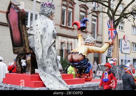 Mainz, Deutschland. Februar 2020. Rund eine halbe Million Menschen säumten die Straßen von Mainz für die traditionelle Rose Monday Carnival Parade. Die 9 km lange Parade mit über 9.000 Teilnehmern ist eine der drei großen Rose Montagsparaden in Deutschland. (Foto von Michael Debets/Pacific Press) Credit: Pacific Press Agency/Alamy Live News Stockfoto