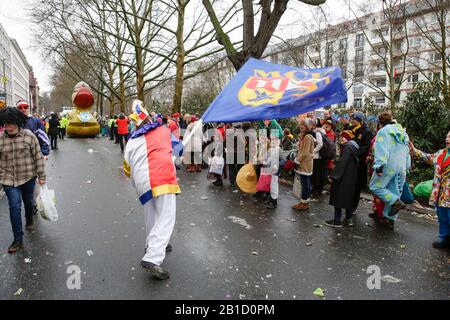 Mainz, Deutschland. Februar 2020. Ein Flaggenwinger schwenkt bei der Mainzer Rosenmontagsparade seine Fahne. Rund eine halbe Million Menschen säumten die Straßen von Mainz für die traditionelle Rose Monday Carnival Parade. Die 9 km lange Parade mit über 9.000 Teilnehmern ist eine der drei großen Rose Montagsparaden in Deutschland. (Foto von Michael Debets/Pacific Press) Credit: Pacific Press Agency/Alamy Live News Stockfoto