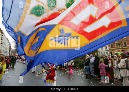 Mainz, Deutschland. Februar 2020. Ein Flaggenwinger schwenkt bei der Mainzer Rosenmontagsparade seine Fahne. Rund eine halbe Million Menschen säumten die Straßen von Mainz für die traditionelle Rose Monday Carnival Parade. Die 9 km lange Parade mit über 9.000 Teilnehmern ist eine der drei großen Rose Montagsparaden in Deutschland. (Foto von Michael Debets/Pacific Press) Credit: Pacific Press Agency/Alamy Live News Stockfoto