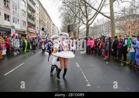 Mainz, Deutschland. Februar 2020. Bei der Mainzer Rosen-Montagsparade tanzt eine Majorette der Mainzer Ranzengarde. Rund eine halbe Million Menschen säumten die Straßen von Mainz für die traditionelle Rose Monday Carnival Parade. Die 9 km lange Parade mit über 9.000 Teilnehmern ist eine der drei großen Rose Montagsparaden in Deutschland. (Foto von Michael Debets/Pacific Press) Credit: Pacific Press Agency/Alamy Live News Stockfoto