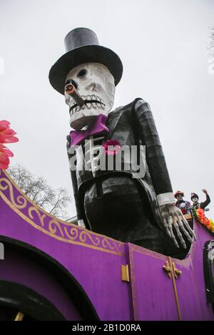 Mainz, Deutschland. Februar 2020. Der Karnevalsverein 'Die eiskalten Spaller' hat 'Dia de los muertos' als Motiv für ihren Paradebeitrag. Oben auf ihrem Schwimmer ist ein großes Skelett abgebildet. Rund eine halbe Million Menschen säumten die Straßen von Mainz für die traditionelle Rose Monday Carnival Parade. Die 9 km lange Parade mit über 9.000 Teilnehmern ist eine der drei großen Rose Montagsparaden in Deutschland. (Foto von Michael Debets/Pacific Press) Credit: Pacific Press Agency/Alamy Live News Stockfoto