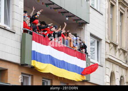 Mainz, Deutschland. Februar 2020. Die Leute sehen die Parade von einem Balkon aus. Rund eine halbe Million Menschen säumten die Straßen von Mainz für die traditionelle Rose Monday Carnival Parade. Die 9 km lange Parade mit über 9.000 Teilnehmern ist eine der drei großen Rose Montagsparaden in Deutschland. (Foto von Michael Debets/Pacific Press) Credit: Pacific Press Agency/Alamy Live News Stockfoto