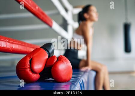 Rot Boxhandschuhe am Boxring in der Turnhalle. Sportgeräte für die Ausbildung Stockfoto