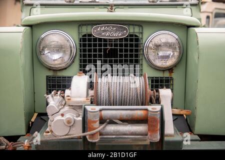 Nahaufnahme des klassischen Land Rover Series Trucks mit ovalem Emblem, Grill und Winde - Asheville, North Carolina, USA Stockfoto