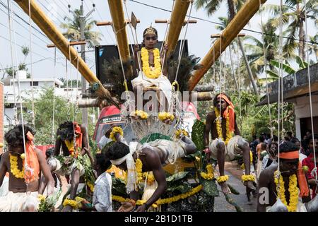 Anhänger, die an Hakenpiercings als rituelle Hingabe hängen, Garudan Theokkam, während Thaipooyam (Thaipoosam) in Kedakulam, Kerala, Indien. Stockfoto