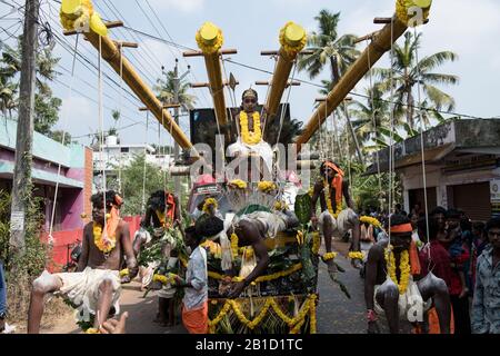 Anhänger, die an Hakenpiercings als rituelle Hingabe hängen, Garudan Theokkam, während Thaipooyam (Thaipoosam) in Kedakulam, Kerala, Indien. Stockfoto