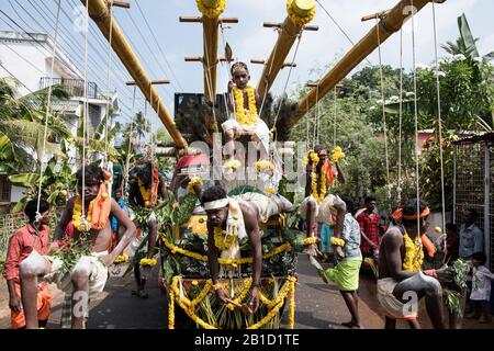 Anhänger, die an Hakenpiercings als rituelle Hingabe hängen, Garudan Theokkam, während Thaipooyam (Thaipoosam) in Kedakulam, Kerala, Indien. Stockfoto