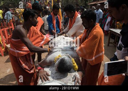 Anhänger, die mit Haken durchbohrt werden, um als ritueller Akt der Hingabe zu hängen, Garudan Theokkam, während Thaipooyam (Thaipoosam), Kedakulam, Kerala, Indien. Stockfoto