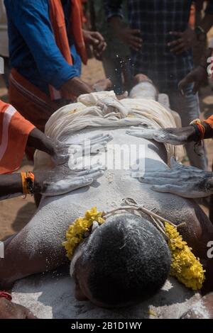 Anhänger, die mit Haken durchbohrt werden, um als ritueller Akt der Hingabe zu hängen, Garudan Theokkam, während Thaipooyam (Thaipoosam), Kedakulam, Kerala, Indien. Stockfoto