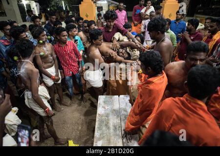 Anhänger, die mit Haken durchbohrt werden, um als ritueller Akt der Hingabe zu hängen, Garudan Theokkam, während Thaipooyam (Thaipoosam), Kedakulam, Kerala, Indien. Stockfoto