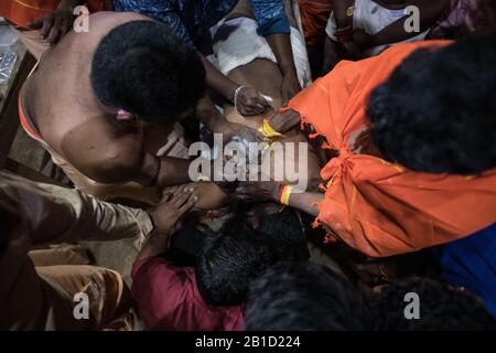 Anhänger, die mit Haken durchbohrt werden, um als ritueller Akt der Hingabe zu hängen, Garudan Theokkam, während Thaipooyam (Thaipoosam), Kedakulam, Kerala, Indien. Stockfoto