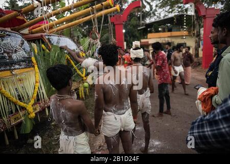 Anhänger, die an Hakenpiercings als rituelle Hingabe hängen, Garudan Theokkam, während Thaipooyam (Thaipoosam) in Kedakulam, Kerala, Indien. Stockfoto