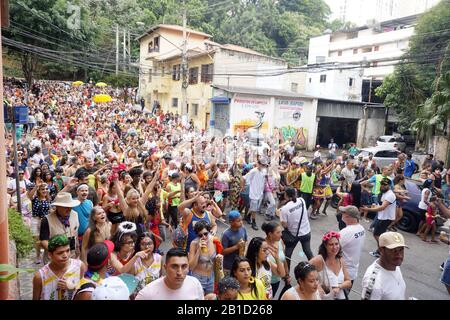 Februar 2020, SÃ£O Paulo, SÃ£o Paulo, Brasilien: SÃ£o Paulo (SP), 24/02/2020 - BLOCK DES ESFARRAPADO - Tausende von Enthüllern durchzogen die Straßen des Viertels Bixiga in SÃ£o Paulo an diesem Montag (24). Der Esfarrapado-Block wurde 1947 von einer Gruppe von Bewohnern des Viertels Bixiga in SÃ£o Paulo gegründet. Der Block hat diesen Namen, weil die Idee war, dass Menschen mit improvisierten Phantasien auf die Straße gingen, deren Haupthöhepunkt Kreativität sein würde. Viele verkleideten sich in alten, Patchwork-Kleidung, echten Lappen. Dies bleibt das Hauptmerkmal des Blocks, der kreativen Freiheit. (Bild: © Cris Stockfoto