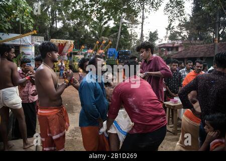 Anhänger, die mit Haken durchbohrt werden, um als ritueller Akt der Hingabe zu hängen, Garudan Theokkam, während Thaipooyam (Thaipoosam), Kedakulam, Kerala, Indien. Stockfoto