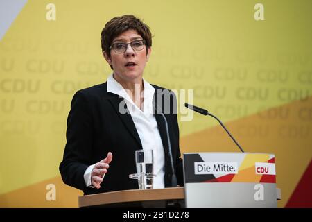 Berlin, Deutschland. Februar 2020. Die Parteivorsitzende der CDU-Partei Annegret Kramp-Karrenbauer spricht am 24. Februar 2020 eine Pressekonferezne in der CDU-Parteizentrale in Berlin an. Die CDU wird am 25. April einen Parteitag abhalten, um einen neuen Parteichef zu wählen. Credit: Shan Yuqi/Xinhua/Alamy Live News Stockfoto