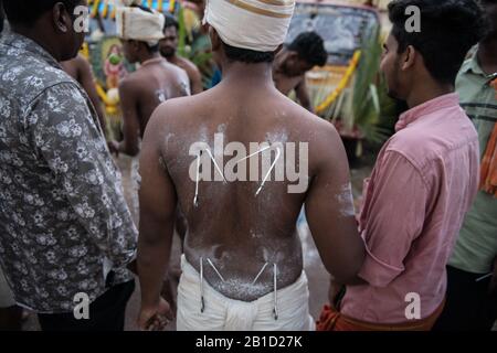 Anhänger, die mit Haken durchbohrt werden, um als ritueller Akt der Hingabe zu hängen, Garudan Theokkam, während Thaipooyam (Thaipoosam), Kedakulam, Kerala, Indien. Stockfoto