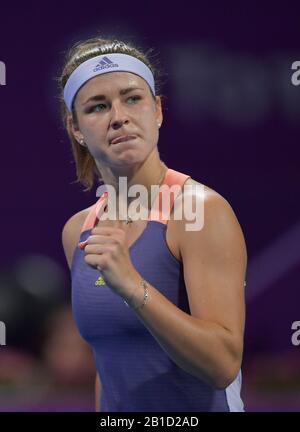 Doha, Katar. Februar 2020. Karolina Muchova aus Tschechien reagiert beim zweiten Vorrundenspiel im Dameneinzel gegen Kiki Bertens aus den Niederlanden bei den WTA Katar Open 2020 in Doha, Katar, 24. Februar 2020. Kredit: Nikku/Xinhua/Alamy Live News Stockfoto