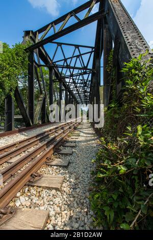 Alte Bahngleise und hohe Stahlkonstruktion, Singapur, Südost-Asien Stockfoto