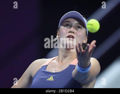 Doha, Katar. Februar 2020. Elena Rybakina aus Kasachstan dient beim ersten Vorrundenspiel im Dameneinzel gegen Sorana Cirstea aus Rumänien bei den WTA Katar Open 2020 in Doha, Katar, 24. Februar 2020. Kredit: Nikku/Xinhua/Alamy Live News Stockfoto