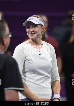 Doha, Katar. Februar 2020. Elena Rybakina aus Kasachstan reagiert, nachdem sie beim ersten Vorrundenspiel im Dameneinzel gegen Sorana Cirstea aus Rumänien bei den WTA Katar Open 2020 in Doha, Katar, 24. Februar 2020 gewonnen hat. Kredit: Nikku/Xinhua/Alamy Live News Stockfoto