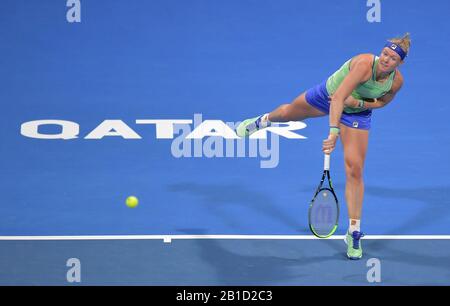 Doha, Katar. Februar 2020. Kiki Bertens of the Netherland dient beim zweiten Vorrundenspiel im Dameneinzel gegen Karolina Muchova aus Tschechien bei den WTA Katar Open 2020 in Doha, Katar, 24. Februar 2020. Kredit: Nikku/Xinhua/Alamy Live News Stockfoto