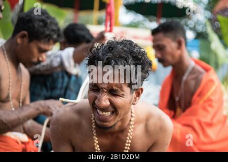 Anhänger, die mit Haken durchbohrt werden, um als ritueller Akt der Hingabe zu hängen, Garudan Theokkam, während Thaipooyam (Thaipoosam), Kedakulam, Kerala, Indien. Stockfoto