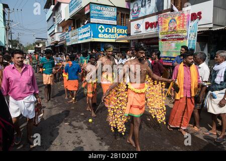 Anhänger, die Speere in ihren durchbohrten Mündern (Kavadi Aattam) als Akt der Hingabe während Thaipooyam oder Thaipoosam, Festival in Kedakulam, Kerala, halten. Stockfoto