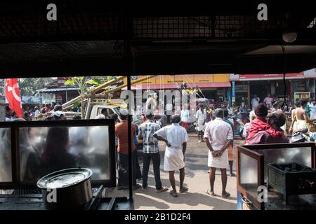 Devotee, der von Hook-Piercings als ritueller Akt der Hingabe hängt, Garudan Theokkam, während Thaipooyam (Thaipoosam) in Kedakulam, Kerala, Indien. Stockfoto